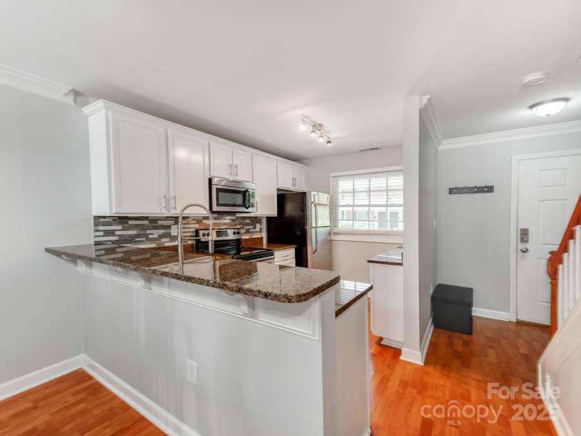 1217 Green Oaks Lane, Charlotte, NC 28205.  MLS# CAR4244452, YatesRealty ID 8506. 