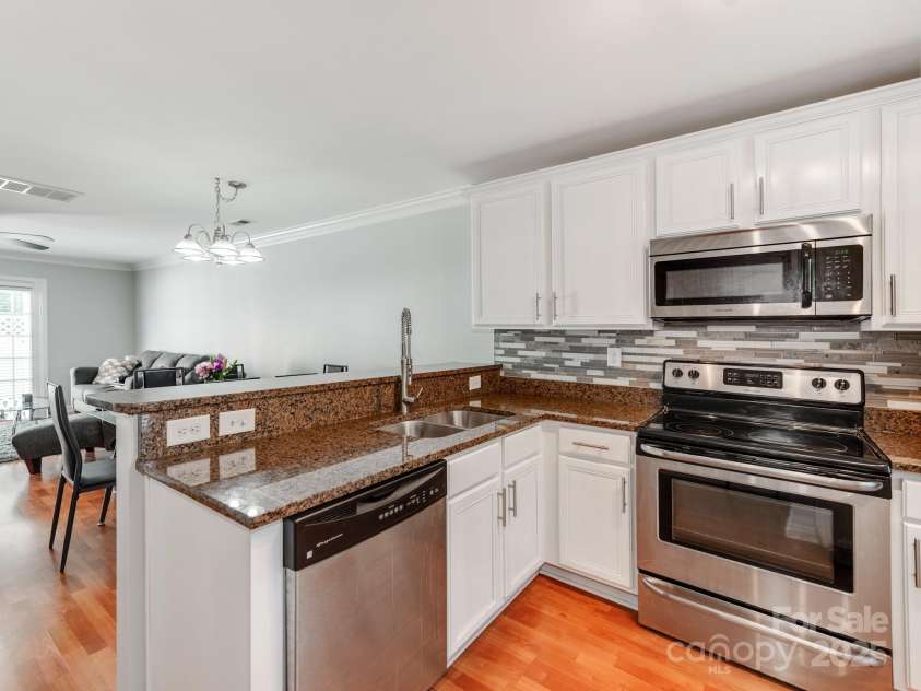 1217 Green Oaks Lane, Charlotte, NC 28205.  MLS# CAR4244452, YatesRealty ID 8506. 