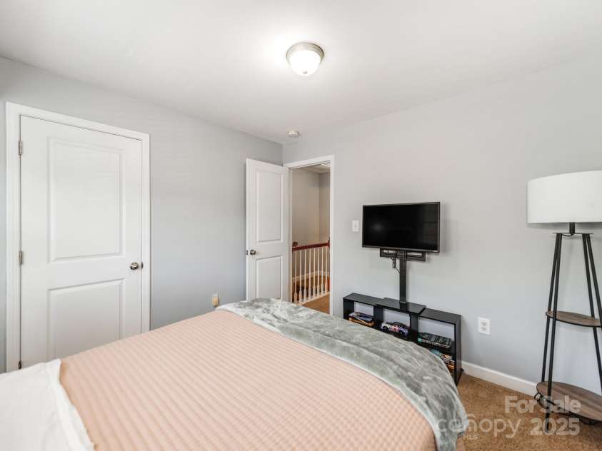 1217 Green Oaks Lane, Charlotte, NC 28205.  MLS# CAR4244452, YatesRealty ID 8506. 