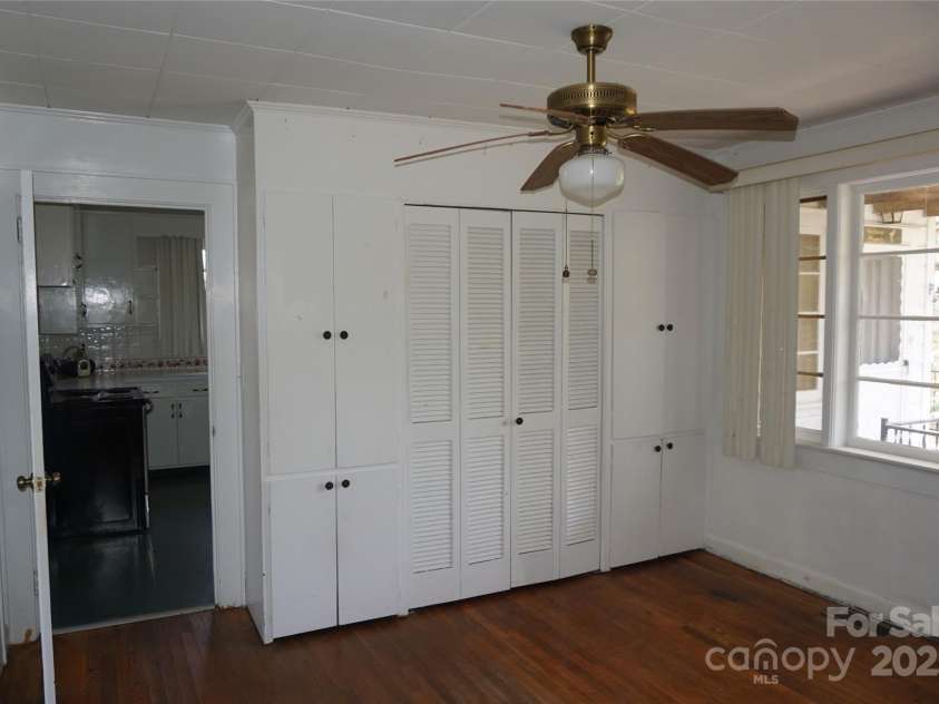 311 33rd Street Drive, Hickory, NC 28602.  MLS# CAR4242617, YatesRealty ID 8508. 