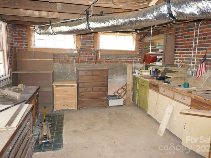 311 33rd Street Drive, Hickory, NC 28602.  MLS# CAR4242617, YatesRealty ID 8508. 