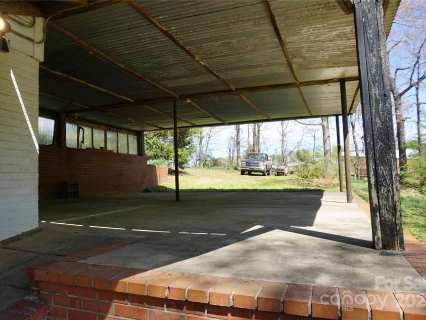 311 33rd Street Drive, Hickory, NC 28602.  MLS# CAR4242617, YatesRealty ID 8508. 