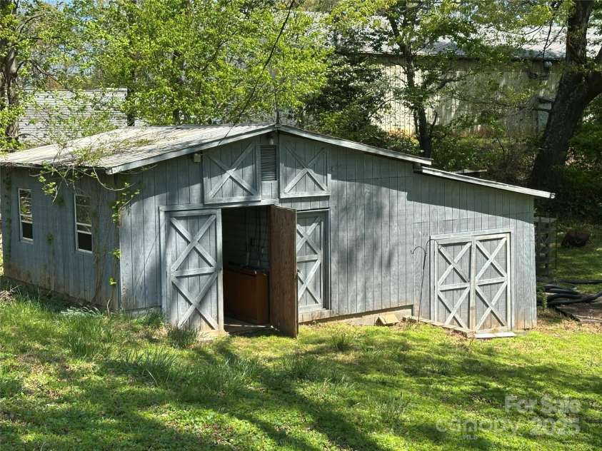 311 33rd Street Drive, Hickory, NC 28602.  MLS# CAR4242617, YatesRealty ID 8508. 