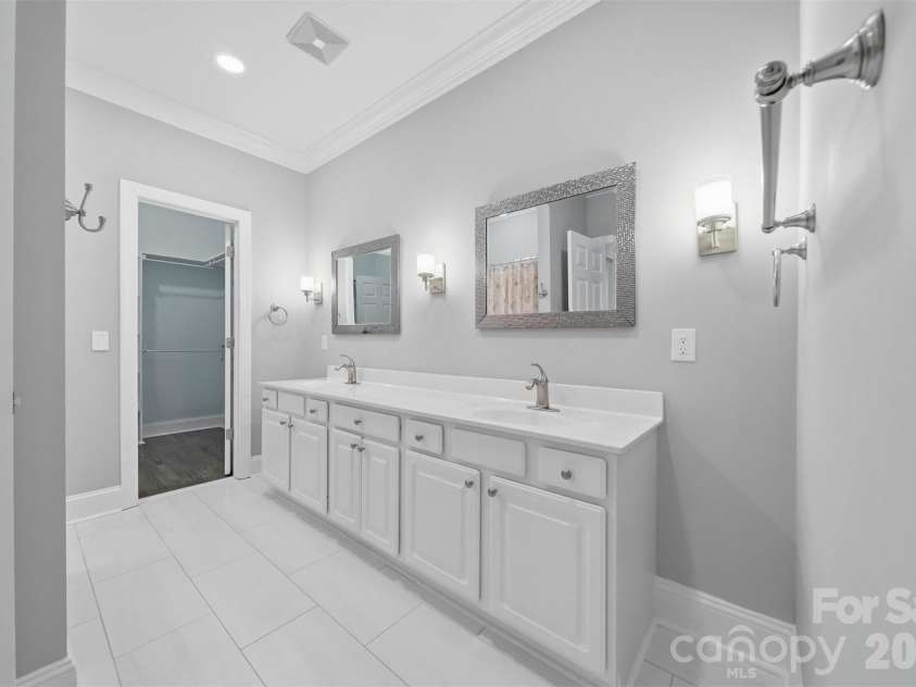3916 2nd Street Drive, Hickory, NC 28601.  MLS# CAR4361163, YatesRealty ID 8511. 2nd Floor Bath