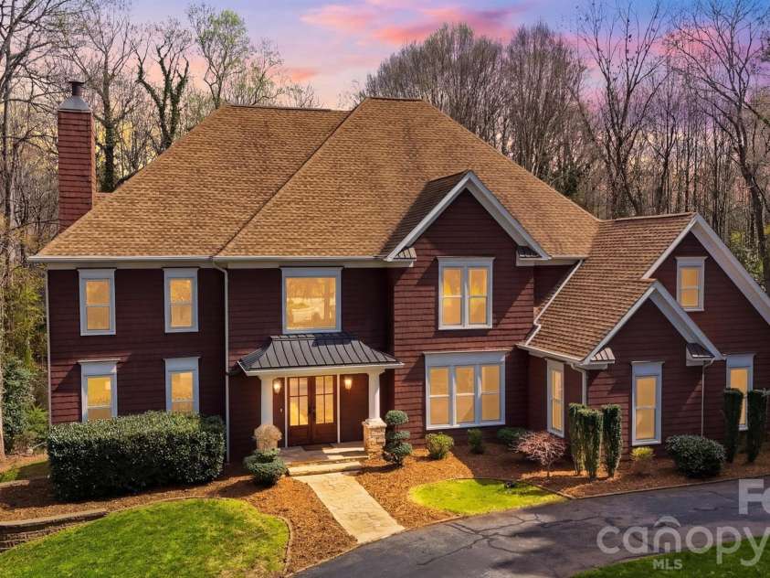 3916 2nd Street Drive, Hickory, NC 28601.  MLS# CAR4361163, YatesRealty ID 8511. 