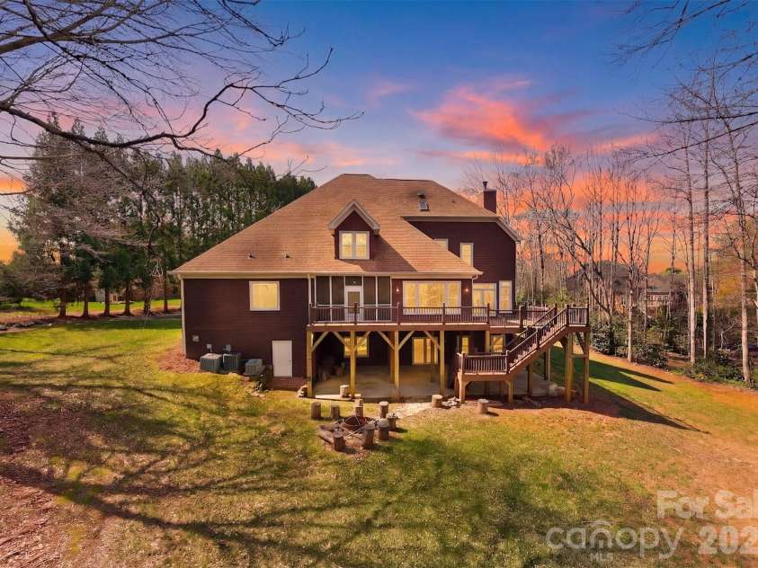 3916 2nd Street Drive, Hickory, NC 28601.  MLS# CAR4361163, YatesRealty ID 8511. 