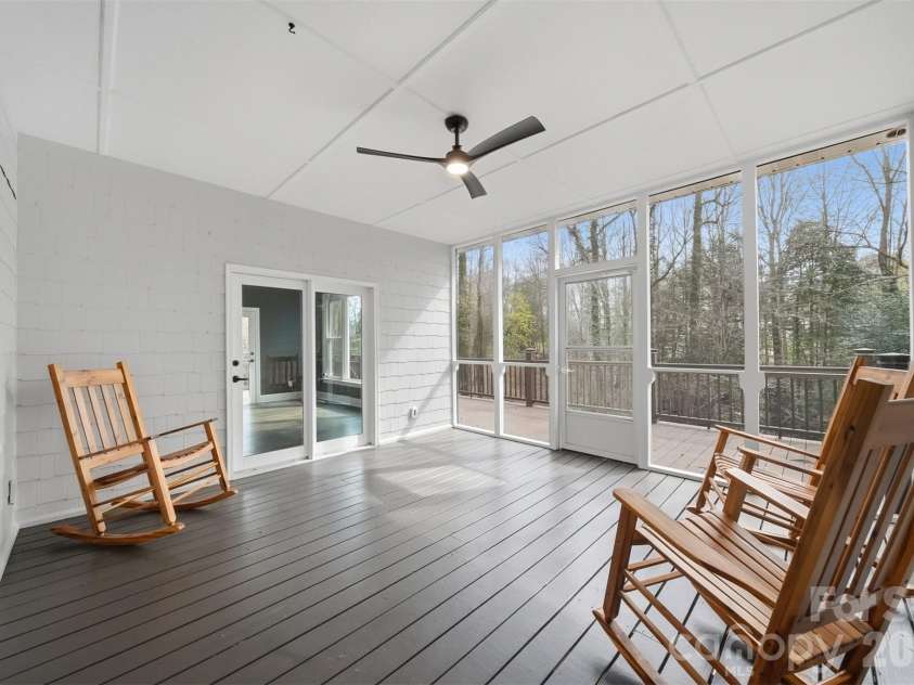 3916 2nd Street Drive, Hickory, NC 28601.  MLS# CAR4361163, YatesRealty ID 8511. 