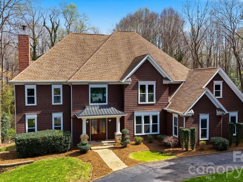 3916 2nd Street Drive, Hickory, NC 28601.  MLS# CAR4361163, YatesRealty ID 8511. 