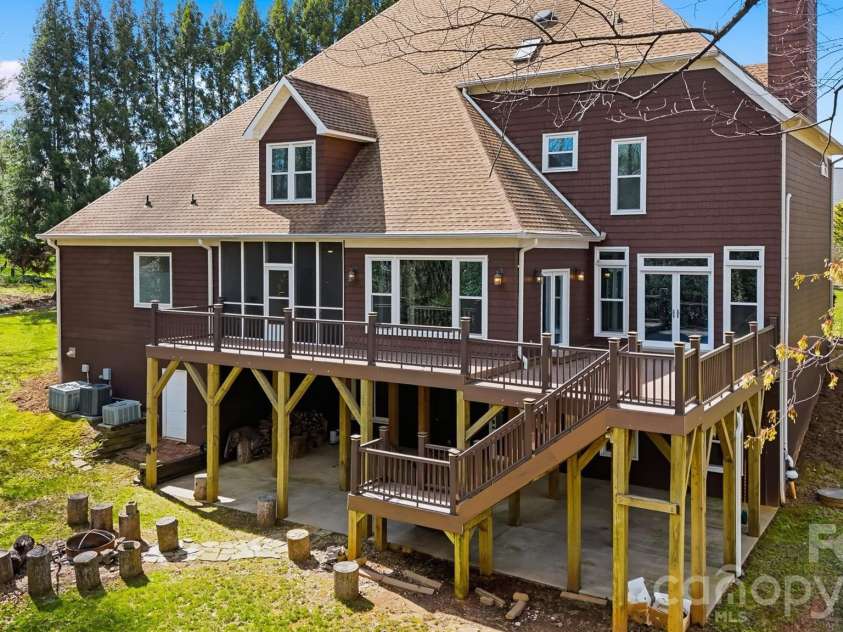 3916 2nd Street Drive, Hickory, NC 28601.  MLS# CAR4361163, YatesRealty ID 8511. 