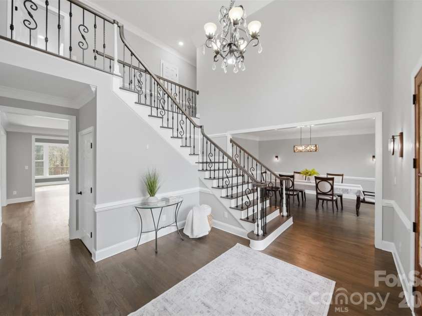3916 2nd Street Drive, Hickory, NC 28601.  MLS# CAR4361163, YatesRealty ID 8511. Expansive Foyer