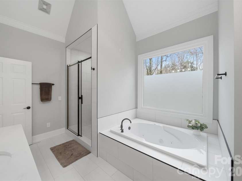 3916 2nd Street Drive, Hickory, NC 28601.  MLS# CAR4361163, YatesRealty ID 8511. Soaking Tub
