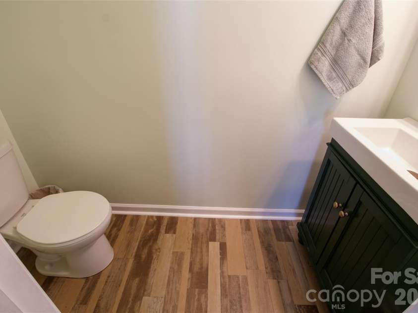 905 Alta Way, Kannapolis, NC 28081.  MLS# CAR4360653, YatesRealty ID 8515. Main level powder room