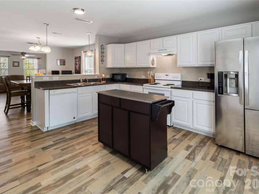 905 Alta Way, Kannapolis, NC 28081.  MLS# CAR4360653, YatesRealty ID 8515. Nice sightlines to dining and living room. 