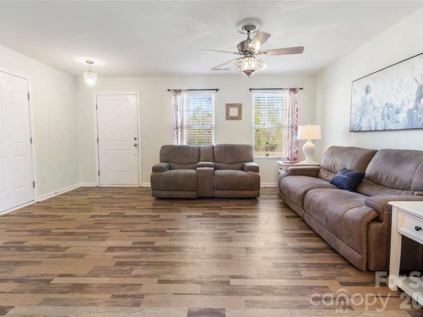 905 Alta Way, Kannapolis, NC 28081.  MLS# CAR4360653, YatesRealty ID 8515. Nice space in the living room