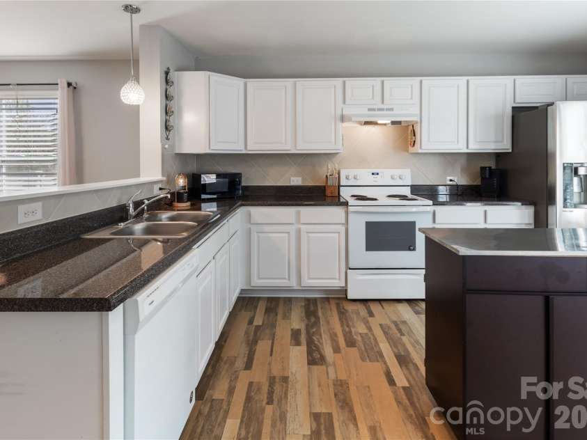 905 Alta Way, Kannapolis, NC 28081.  MLS# CAR4360653, YatesRealty ID 8515. Plenty of cabinet space in the kitchen