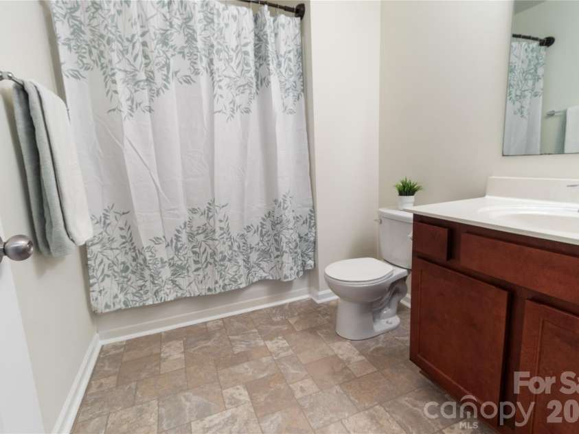 905 Alta Way, Kannapolis, NC 28081.  MLS# CAR4360653, YatesRealty ID 8515. Second full bathroom with shower over tub. 