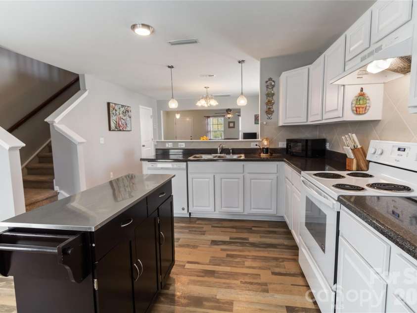 905 Alta Way, Kannapolis, NC 28081.  MLS# CAR4360653, YatesRealty ID 8515. White cabinets and electric range.
