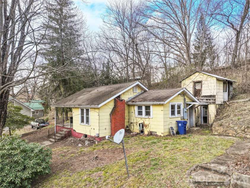 75 Travis Street, Clyde, NC 28721.  MLS# CAR4337168, YatesRealty ID 8516. 