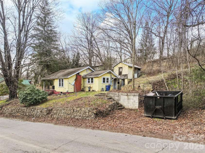 75 Travis Street, Clyde, NC 28721.  MLS# CAR4337168, YatesRealty ID 8516. 
