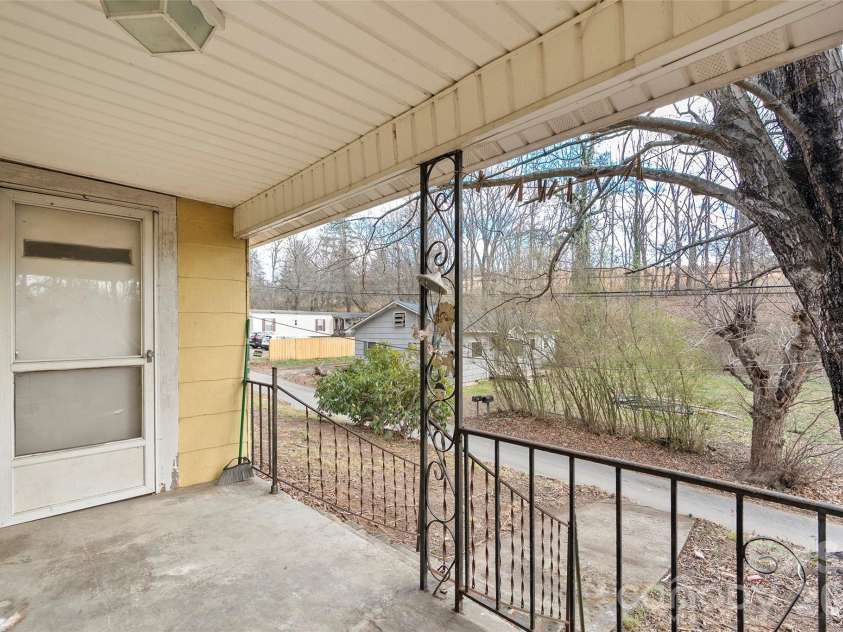 75 Travis Street, Clyde, NC 28721.  MLS# CAR4337168, YatesRealty ID 8516. 