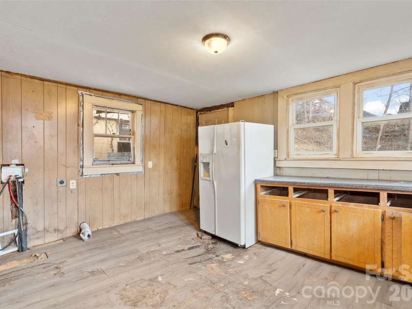 75 Travis Street, Clyde, NC 28721.  MLS# CAR4337168, YatesRealty ID 8516. 