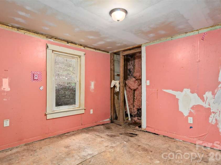 75 Travis Street, Clyde, NC 28721.  MLS# CAR4337168, YatesRealty ID 8516. 