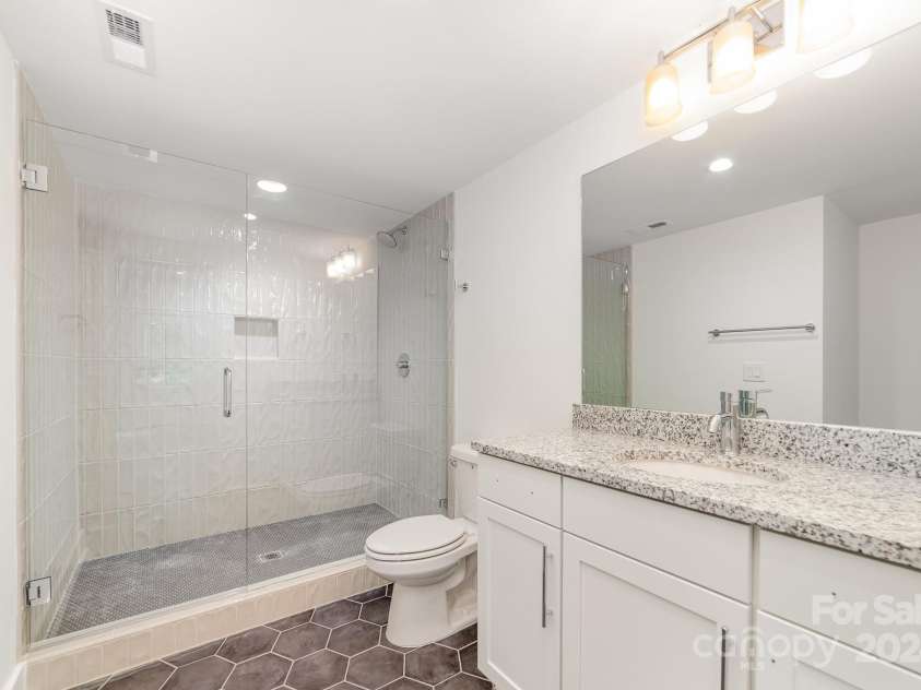 2112 Kirkwood Avenue, Charlotte, NC 28203.  MLS# CAR4171240, YatesRealty ID 8519. Full bath.