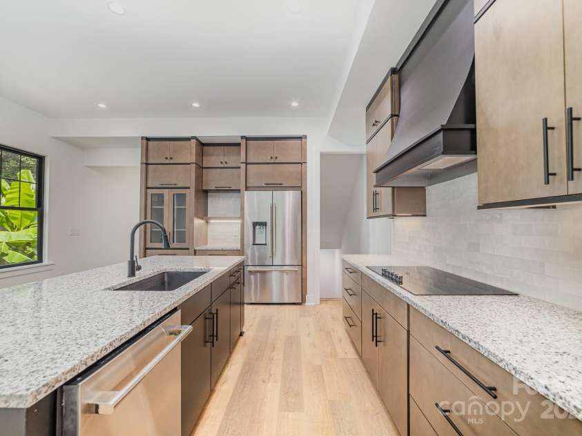 2112 Kirkwood Avenue, Charlotte, NC 28203.  MLS# CAR4171240, YatesRealty ID 8519. Wow!