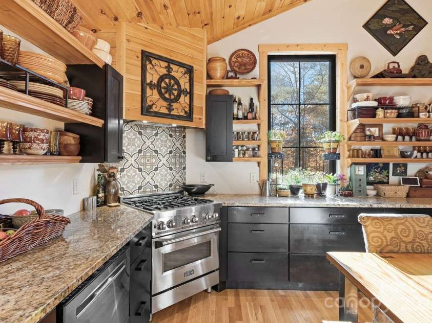 123 Holly Hill Farm Road, Mars Hill, NC 28754.  MLS# CAR4321116, YatesRealty ID 852. Gas Range! 