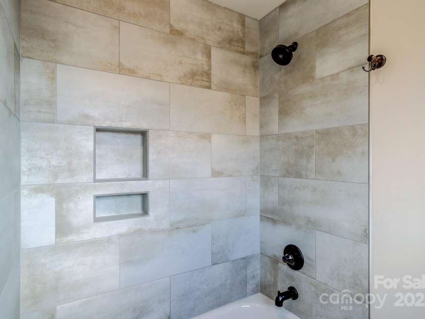 37 Tioga Trail, Banner Elk, NC 28604.  MLS# CAR4215738, YatesRealty ID 852. Jack and Jill shower/tub off of upstairs bedrooms