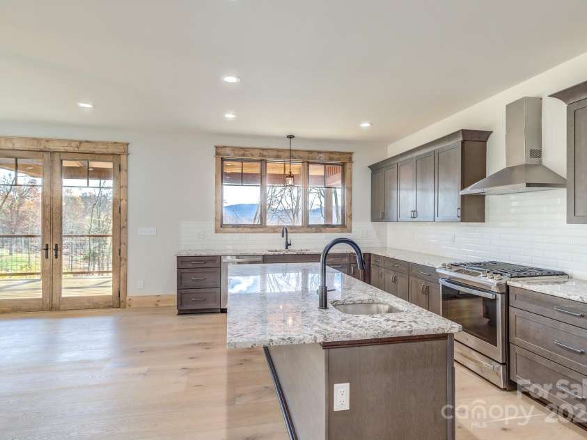 37 Tioga Trail, Banner Elk, NC 28604.  MLS# CAR4215738, YatesRealty ID 852. Kitchen Island