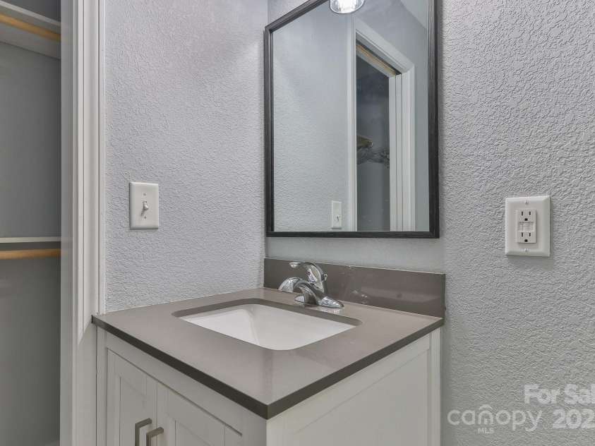 963 Kenham Place, Lenoir, NC 28645.  MLS# CAR4247410, YatesRealty ID 8520. Primary bath