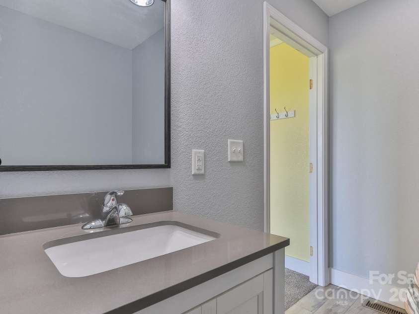 963 Kenham Place, Lenoir, NC 28645.  MLS# CAR4247410, YatesRealty ID 8520. Primary bath