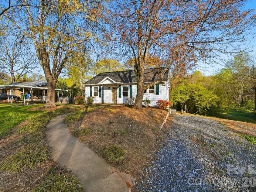 2036 4th Street, Hickory, NC 28601.  MLS# CAR4335049, YatesRealty ID 8521. 
