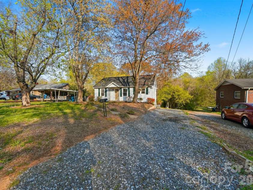 2036 4th Street, Hickory, NC 28601.  MLS# CAR4335049, YatesRealty ID 8521. 