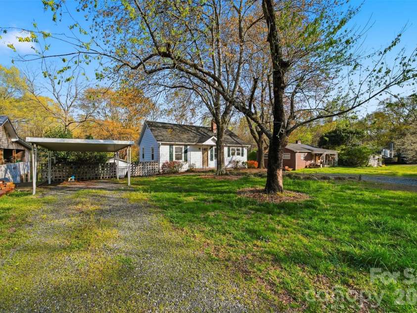 2036 4th Street, Hickory, NC 28601.  MLS# CAR4335049, YatesRealty ID 8521. 