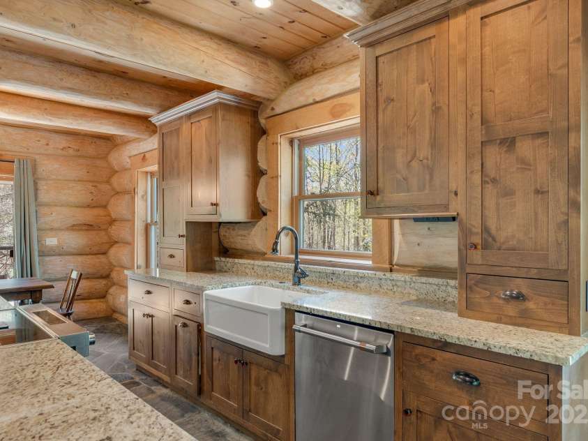 32 Indian Knob Road, Asheville, NC 28803.  MLS# CAR4246134, YatesRealty ID 8521. 