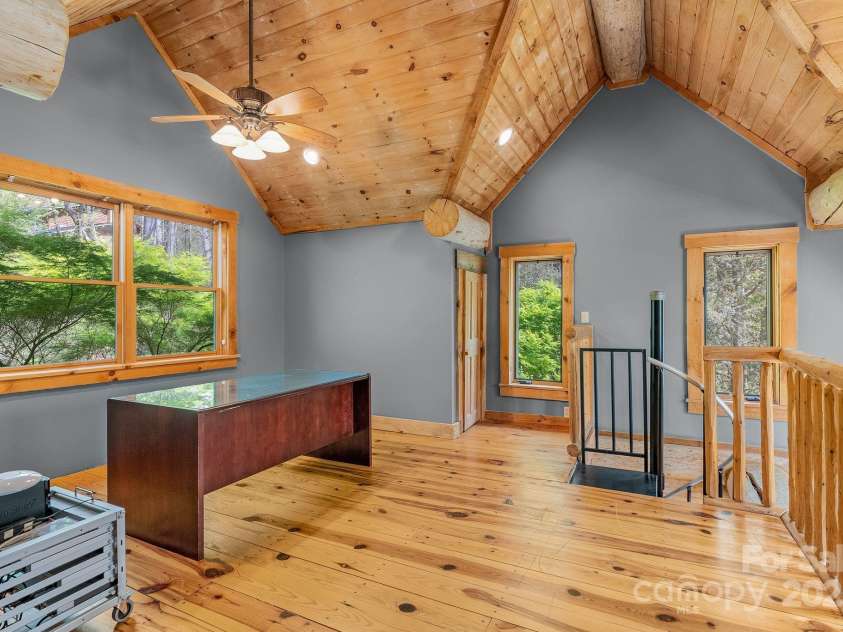 32 Indian Knob Road, Asheville, NC 28803.  MLS# CAR4246134, YatesRealty ID 8521. Loft Room