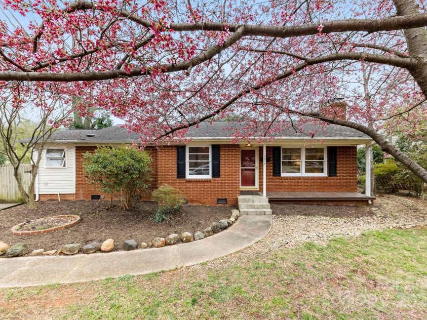 3918 Woodgreen Terrace, Charlotte, NC 28205.  MLS# CAR4250776, YatesRealty ID 8523. 