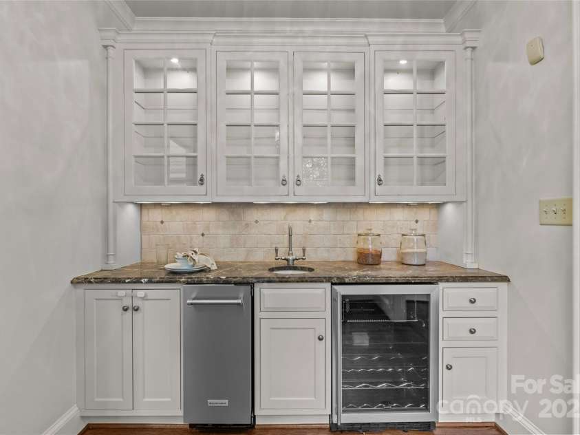 1949 Wendover Road, Charlotte, NC 28211.  MLS# CAR4250207, YatesRealty ID 8525. 