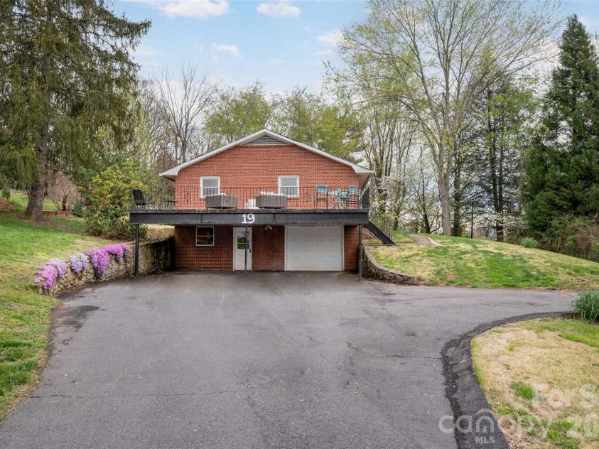 19 Wentworth Avenue, Asheville, NC 28803.  MLS# CAR4361952, YatesRealty ID 8527. 