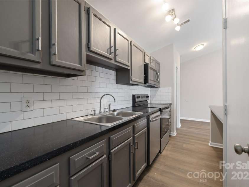 6142 Meadow Rose Lane, Charlotte, NC 28215.  MLS# CAR4232587, YatesRealty ID 8528. 