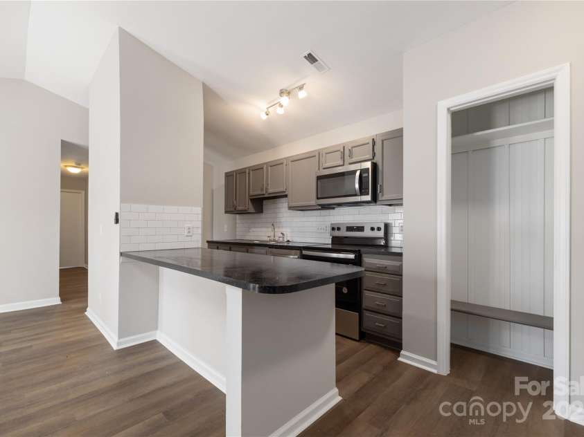 6142 Meadow Rose Lane, Charlotte, NC 28215.  MLS# CAR4232587, YatesRealty ID 8528. 
