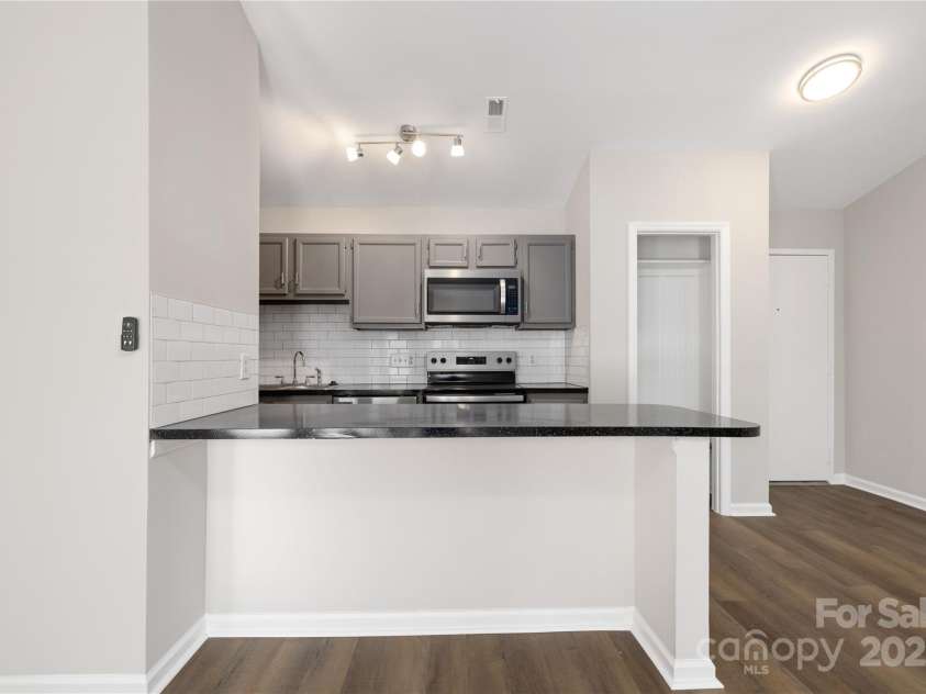6142 Meadow Rose Lane, Charlotte, NC 28215.  MLS# CAR4232587, YatesRealty ID 8528. 