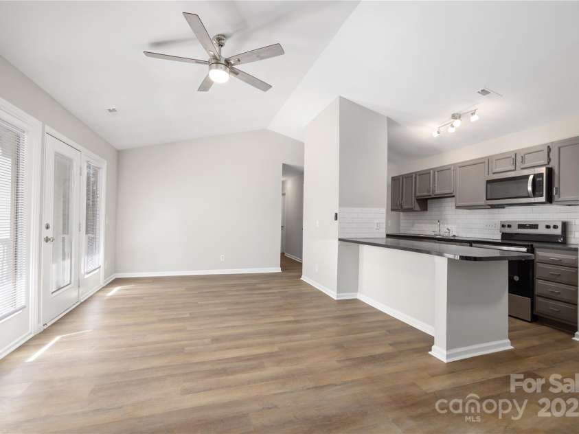 6142 Meadow Rose Lane, Charlotte, NC 28215.  MLS# CAR4232587, YatesRealty ID 8528. 