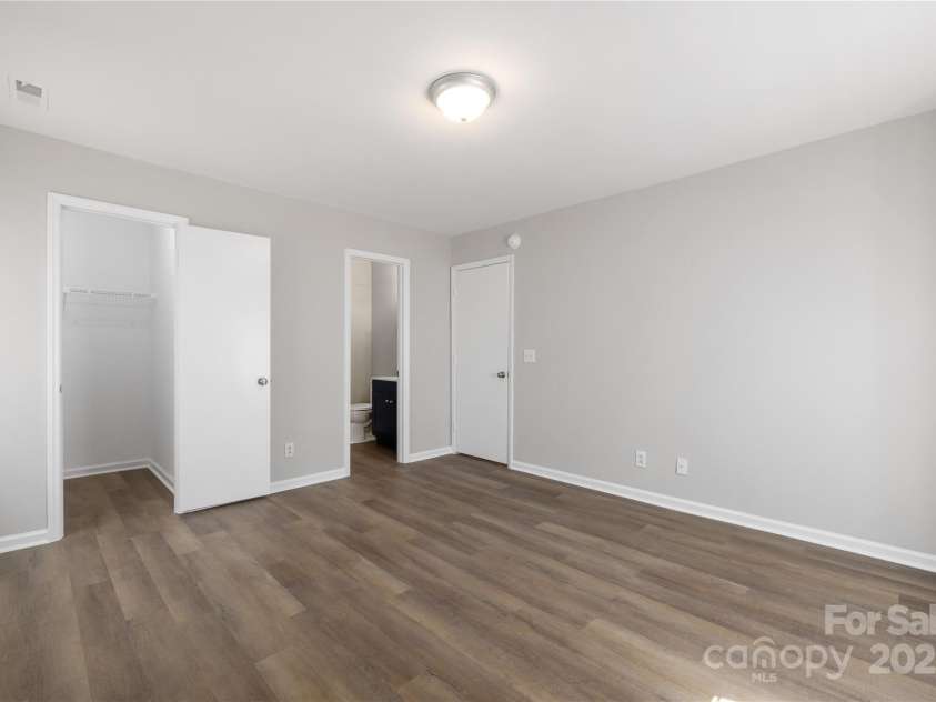 6142 Meadow Rose Lane, Charlotte, NC 28215.  MLS# CAR4232587, YatesRealty ID 8528. 