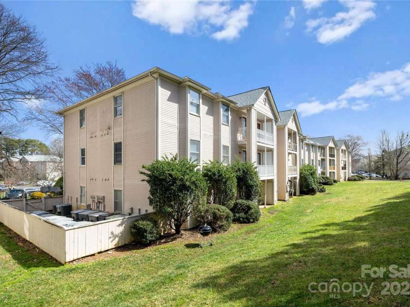 6142 Meadow Rose Lane, Charlotte, NC 28215.  MLS# CAR4232587, YatesRealty ID 8528. 