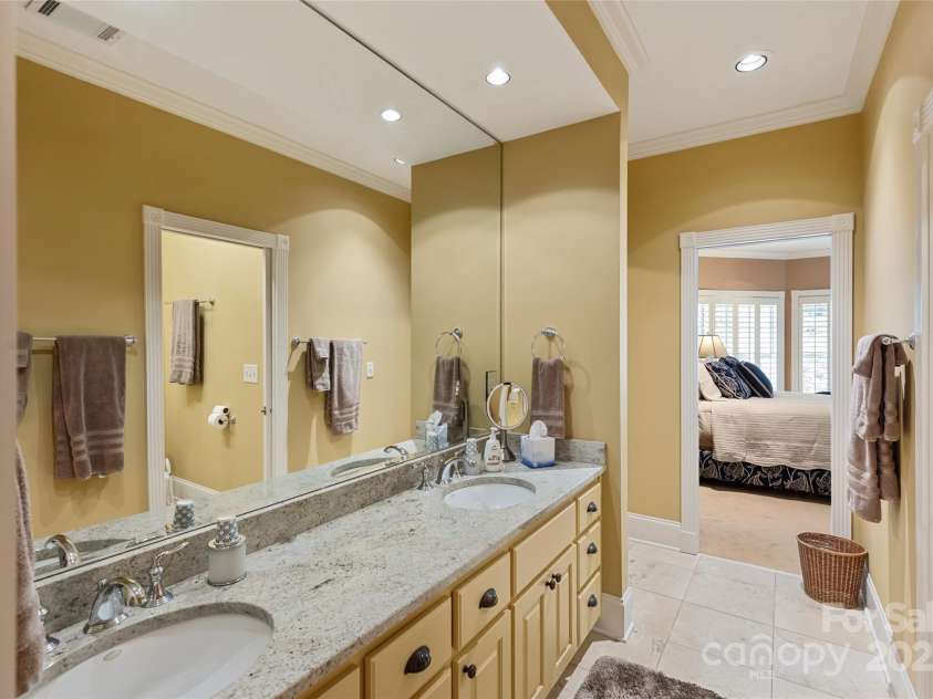 250 Big Bear Road, Highlands, NC 28741.  MLS# CAR4313436, YatesRealty ID 8529. Shared bath for Guest Bedroom #1/#2