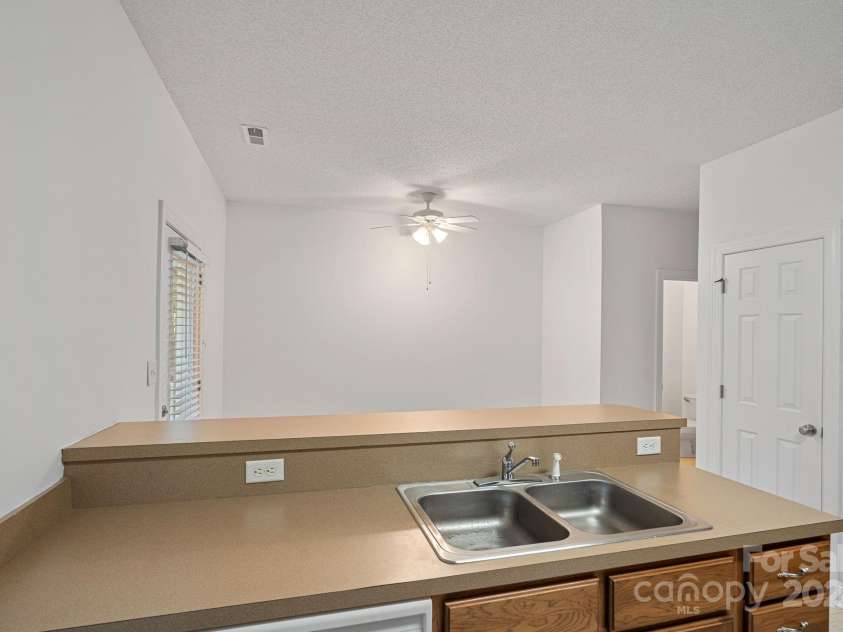 116 Par Place, Mooresville, NC 28115.  MLS# CAR4177547, YatesRealty ID 853. Breakfast bar