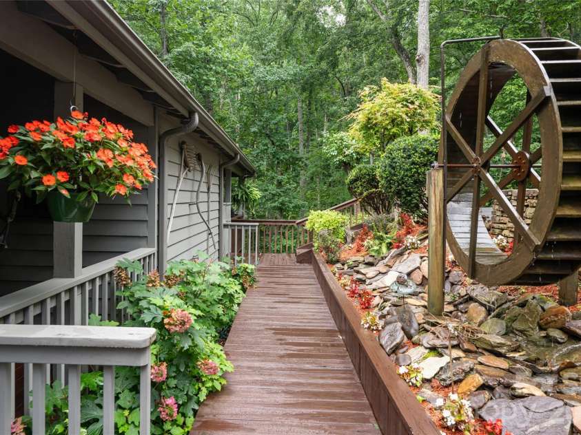 163 Tweetys Knoll, Burnsville, NC 28714.  MLS# CAR4281512, YatesRealty ID 853. 
